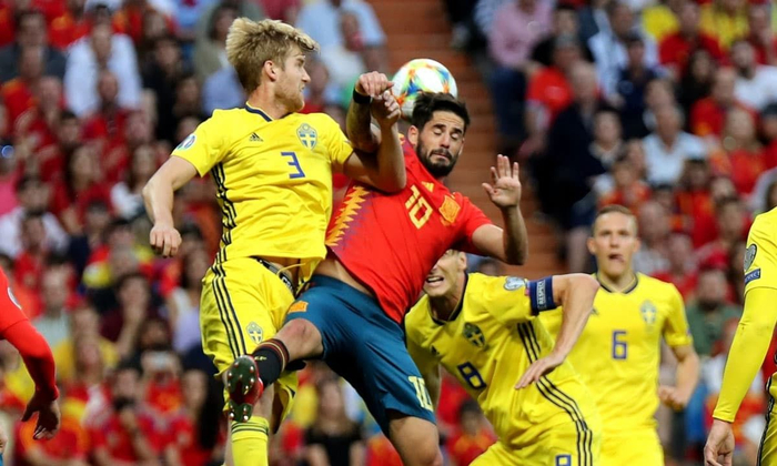 波兰大胜科索沃，继续领跑积分