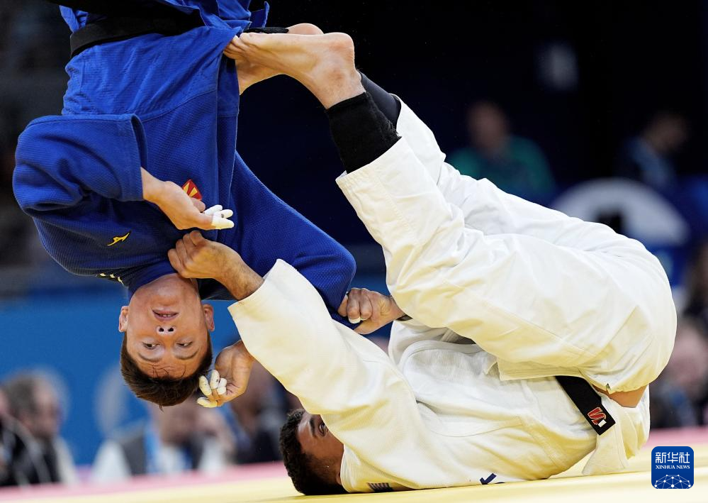 法国选手在柔道比赛中逆袭夺得金牌