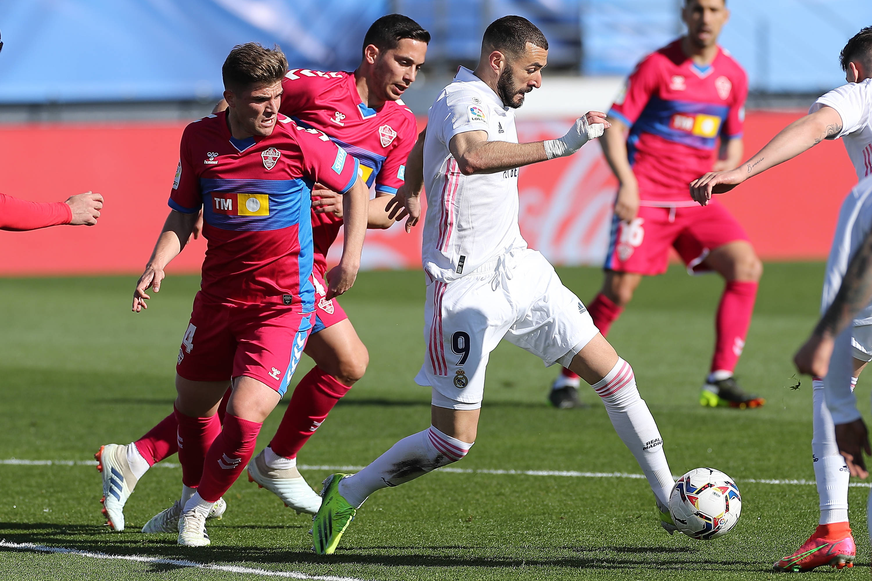 关于塞维利亚客场挑战巴塞罗那，谁能在比赛中占据优势？的信息