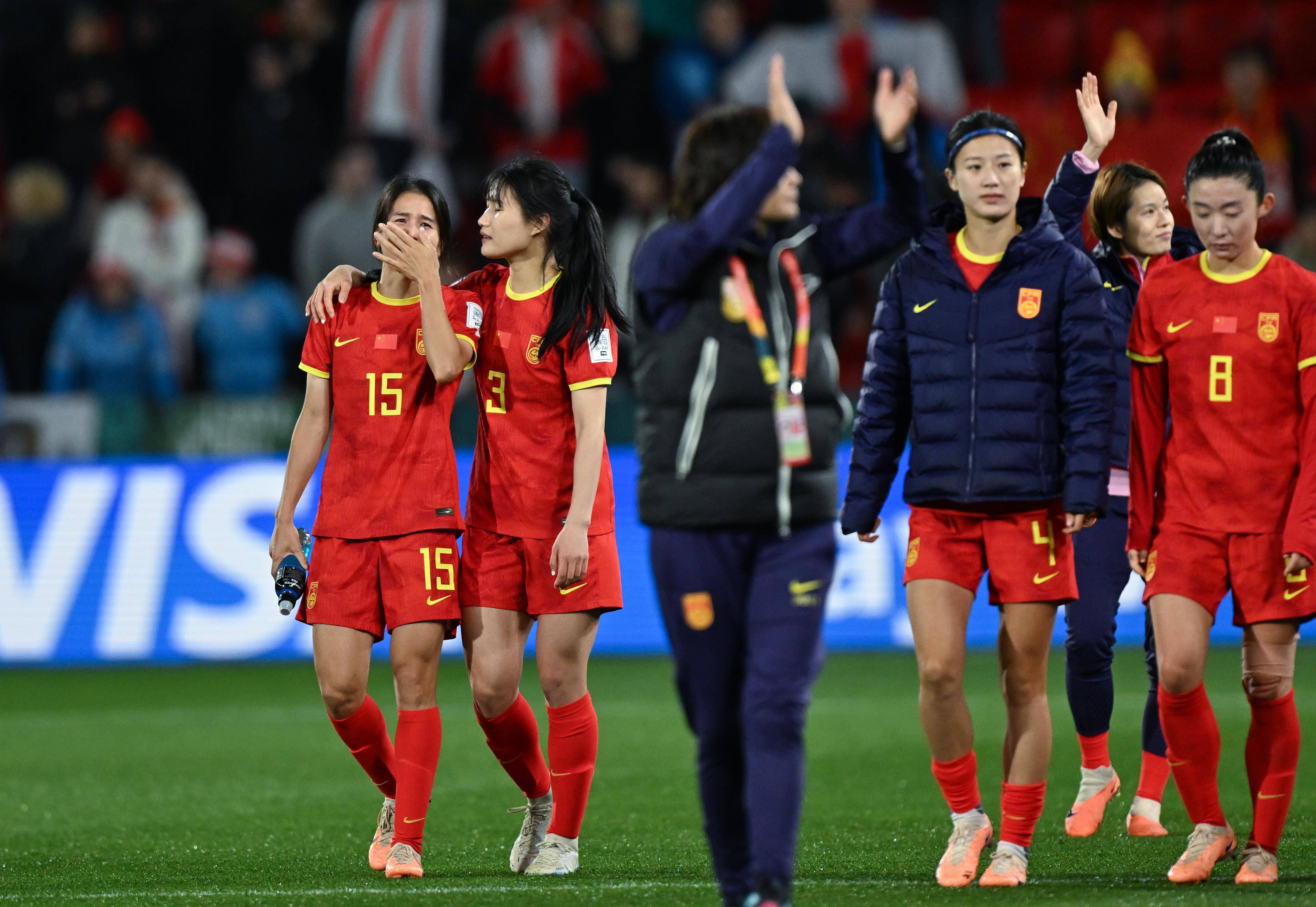 足球赛场上，女队展现出色实力