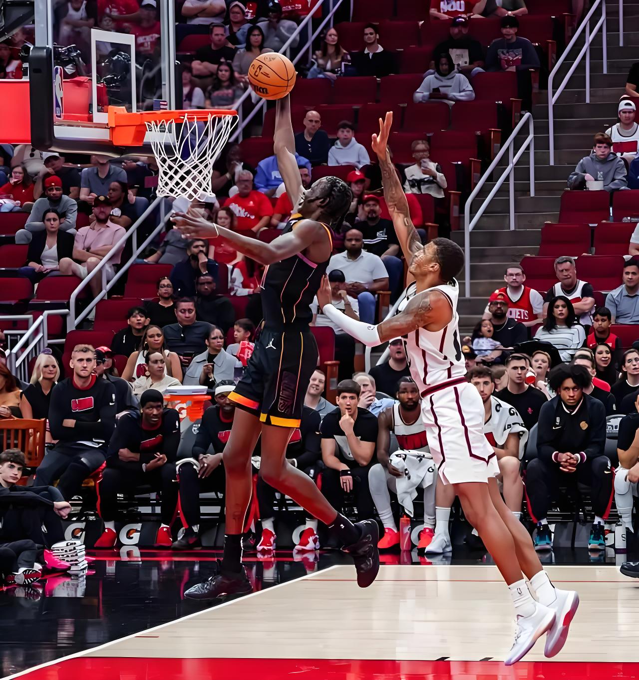 火箭主场轻取马刺,哈登砍下分 火箭主场轻取马刺,哈登砍下分