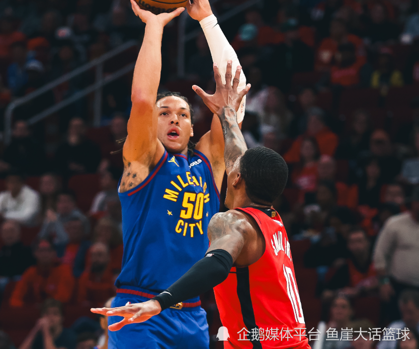 火箭爆冷黄蜂，约基奇完成帽子戏法